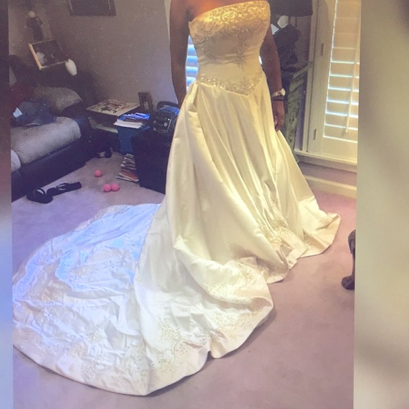 Beautiful beaded wedding dress. - Picture 1 of 5